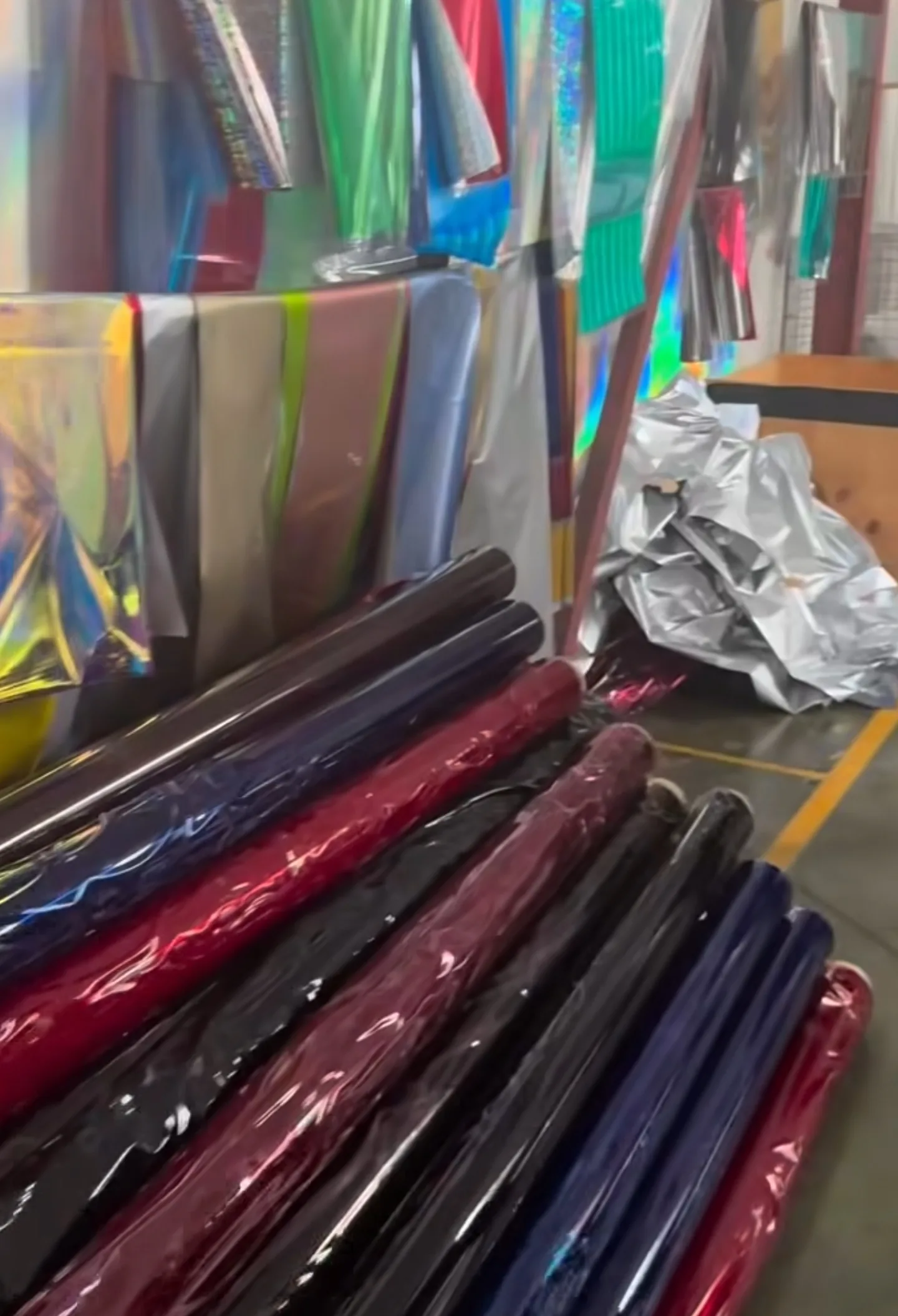 Vinyl wrap film warehouse coloured rolls holographic chrome hanging China factory