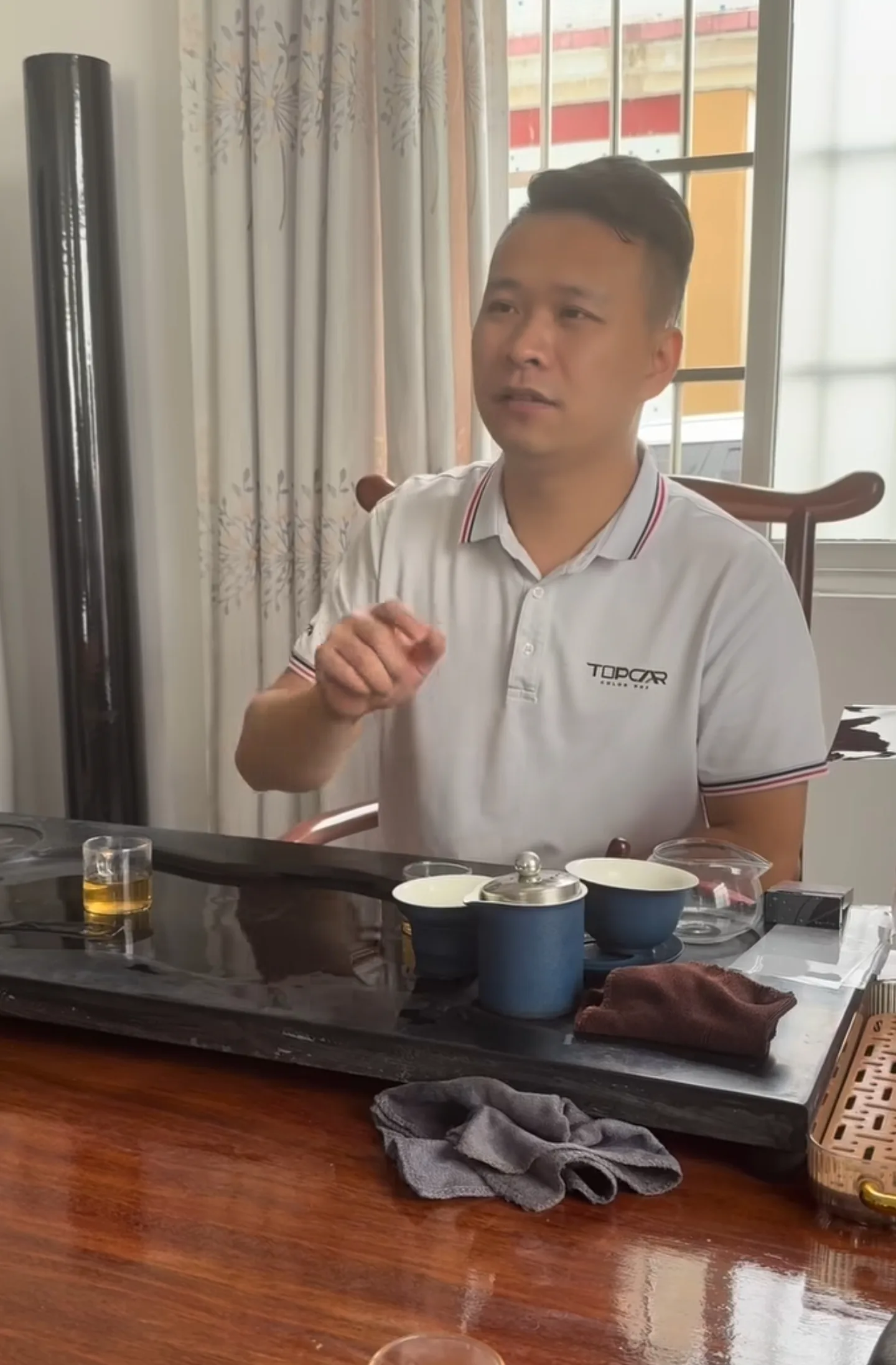 TOPCAR vinyl wrap supplier representative meeting with Mohammed Lexus at China factory over tea